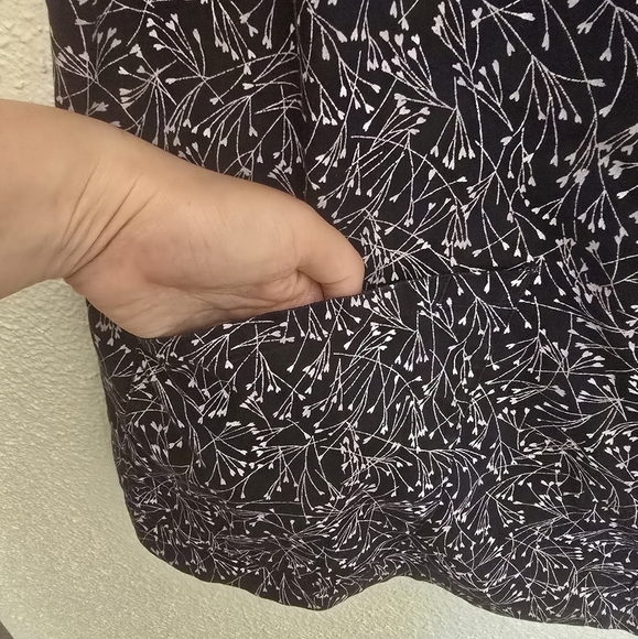 Land's End Medium Cotton Blend(?) Navy Short Sleeve Pockets Scrub Top - Picture 6 of 8